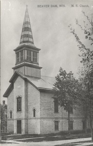 Photographic postcard view of the Methodist Episcopal Church.