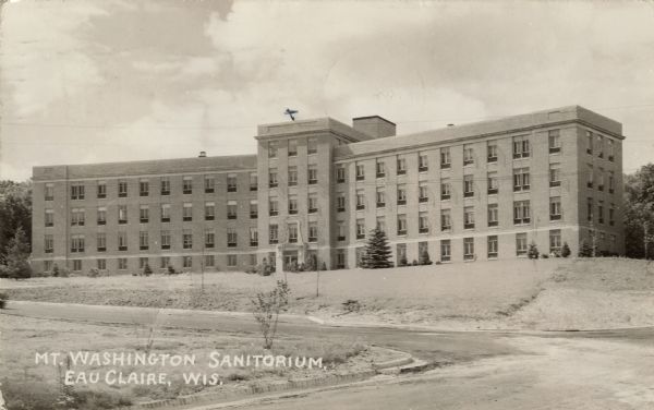 Black and white photographic postcard of the Mt. Washington Sanitorium, a four-story medical facility. Caption reads: "Mt. Washington Sanitorium, Eau Claire, Wis."