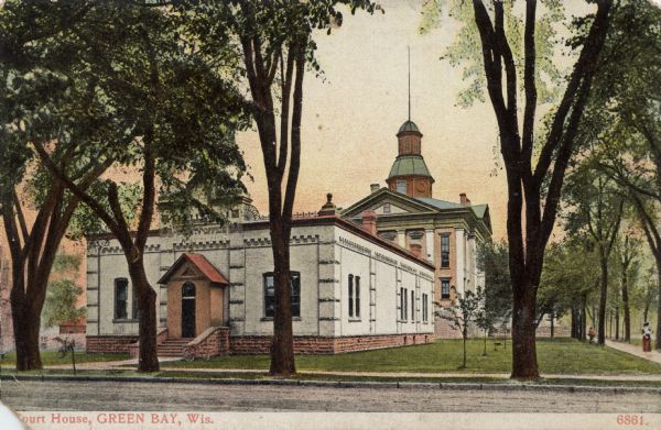 View of the Brown County Office Building. The courthouse is behind it. Caption reads: "Court House, Green Bay, Wis."