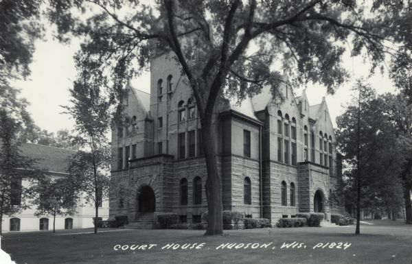 Kodak photograph of the Court House, which has a stone arch entrance. Brickwork is on the upper floors. Caption reads: "Court House, Hudson, Wis."