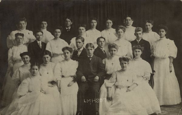 Group portrait of the Lake Mills High School graduating class. Caption reads: "LMHS07."