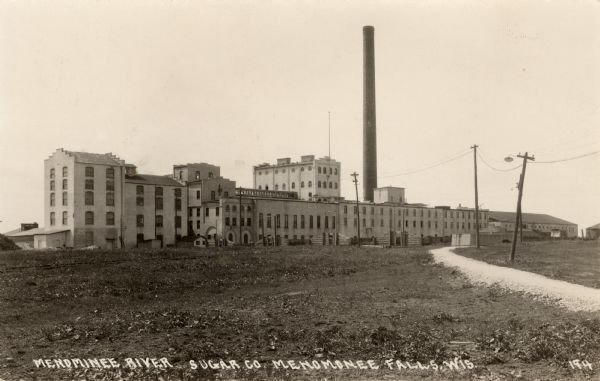 View of a sugar factory. Caption reads: "Menominee River Sugar Co., Menomonee Falls, Wis."