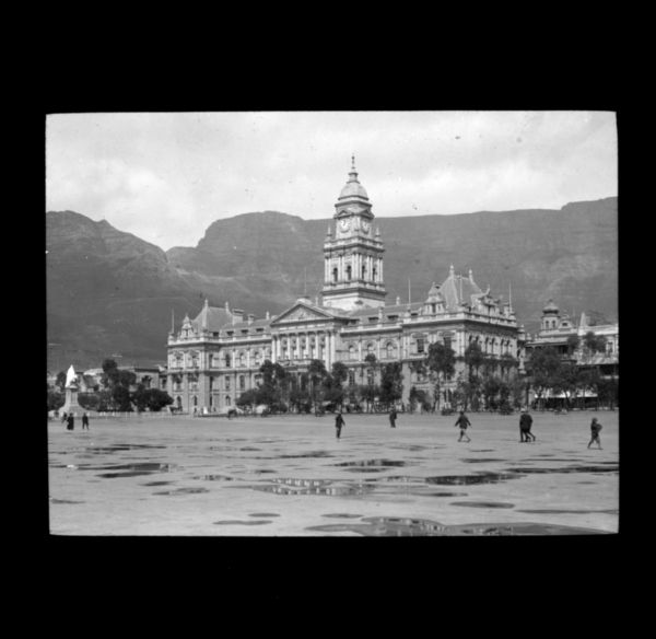 City Hall in Cape Town, South Africa. In the background are mountains.