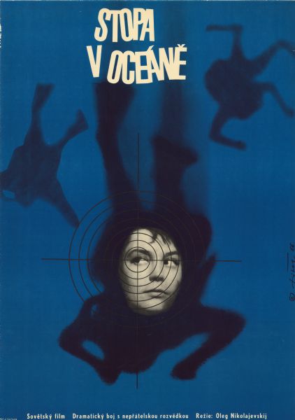 Czechoslovakian film poster for the Soviet film "Sled v okeane." Image of divers in the blue ocean, with one having a photographic image for a face. A crosshair is positioned over the diver's eye.