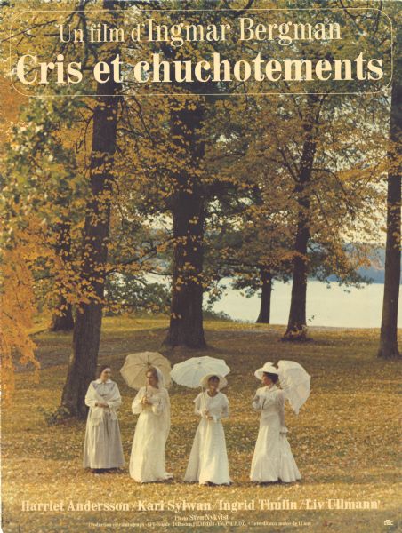French film poster for the Swedish film, "Viskningar och rop." Photographic image of four women walking through a park under trees, with a lake in the background. Yellow leaves are on the trees and are also covering the grass. Three of the women are wearing long white dresses and are holding umbrellas.