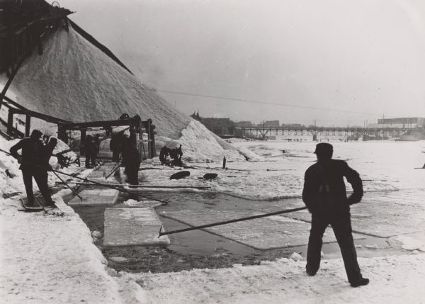 Poling ice blocks to the hoist on the Milwaukee River.