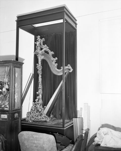 A harp sitting in a display case at House on the Rock.