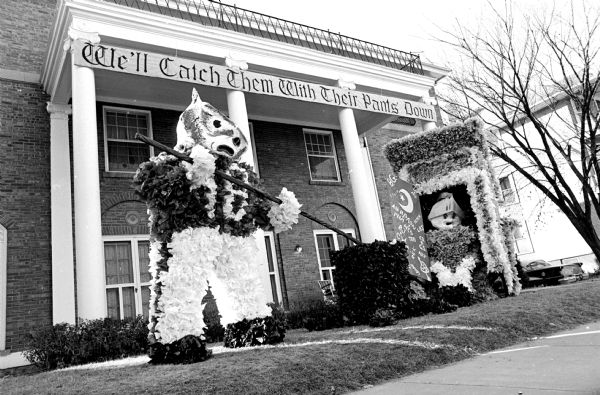 Alpha Tau Omega and Kappa Delta caught Michigan Spartans in this "No-Gain" pose depicted in the Homecoming decorations.