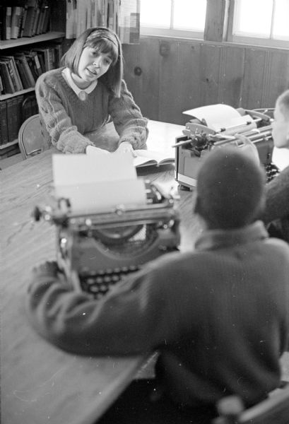 Jenifer Weigent, a University of Wisconsin student from La Crosse using a typewriter to make spelling more attractive to pupils she tutors at the South Madison Neighborhood Center.