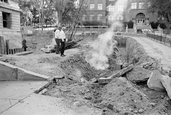 Steam pipe construction along Langdon street east of Park street. The corner of the Wisconsin Historical Society is on the left. Science Hall is in the background.