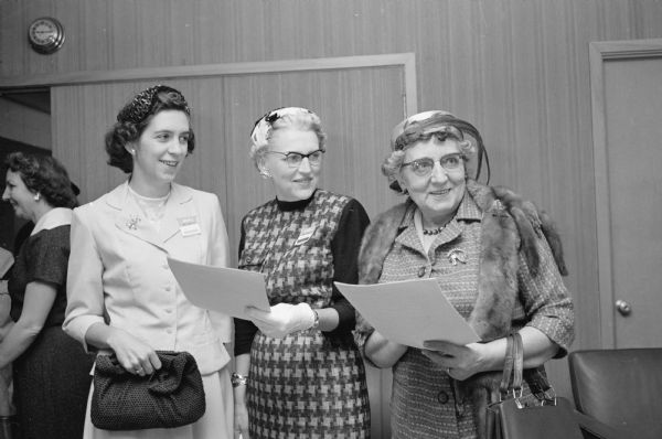 Wives visit at the club management workshop for the Printing House Craftsmen club at the Blackhawk Country club. Left to right are: Mrs. William Zeininger, Fox River; Ethel Nelson, hostess; and Mrs. Arthur Radke, Milwaukee.