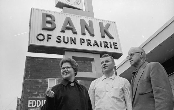New third grade Sun Prairie teacher Diane Schnitt meets banker Tom Tubbs and mayor Joseph N. Hanley.