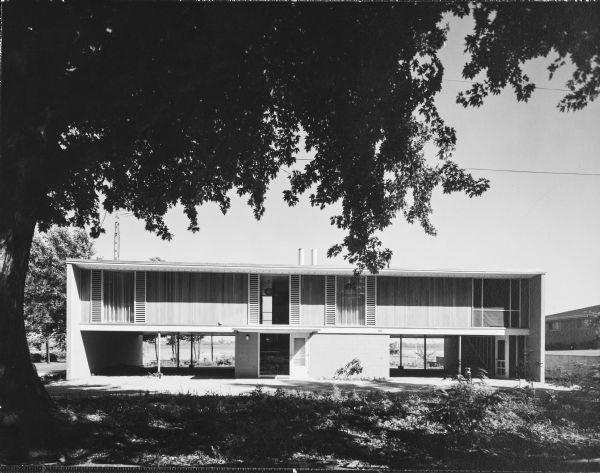 Edward Bloom House, Keck and Keck Project #625. Project date 1959. George Fred and William Keck were born in Watertown, Wisconsin, and operated an architectural office on Michigan Avennue in Chicago, Illinois. This photograph shows the rear of the Bloom house in North Muskegon, Michigan. 