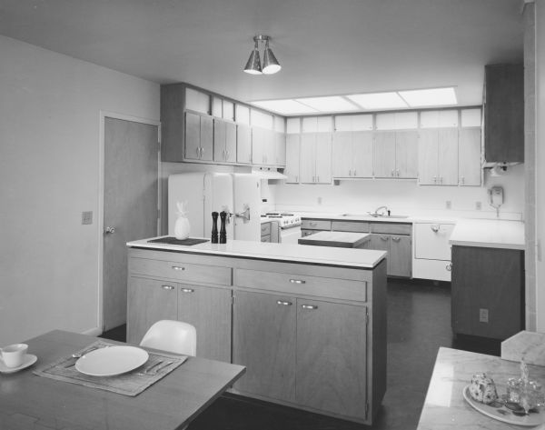 Edward Bloom House, Keck and Keck Project #625. Project date 1959. George Fred and William Keck were born in Watertown, Wisconsin, and operated an architectural office on Michigan Avenue in Chicago. This photograph shows the dining and kitchen areas of the Bloom house in North Muskegon, Michigan.