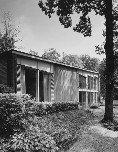David Blumberg Residence — Addition, Keck and Keck Project #661. Project date 1961. Exterior photograph of rear of the Blumberg house in Highland Park, Illinois.