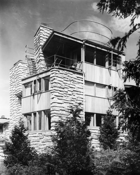 Dr. Jacob R. Buchbinder House was designed by the architectural firm Keck and Keck as Project #244 in 1939. Jacob Buchbinder was a doctor of medicine in Chicago. 