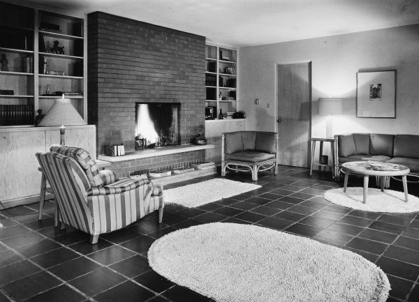 Keck and Keck's S.H. Davies House is their Project #338, date 1946. The Davies House is located in Northfield, Illinois. This is a photograph of the living room of the Davies house.