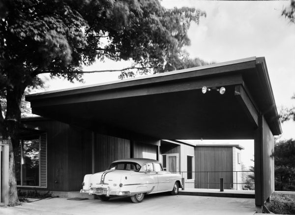 The Robert and Dorothy Feldman House was designed by the architectural firm Keck and Keck as Project #473 in 1952. Robert was a lawyer in Benton Harbor, Michigan.