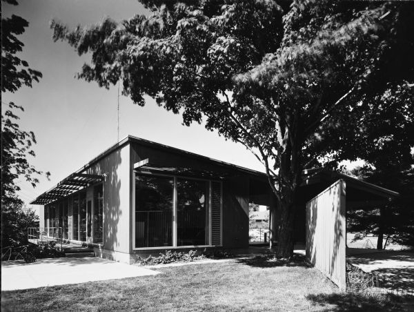 The Robert and Dorothy Feldman House was designed by the architectural firm Keck and Keck as Project #473 in 1952. Robert was a lawyer in Benton Harbor, Michigan. 
