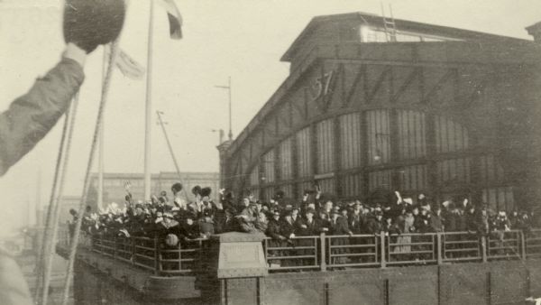 View from ship as a crowd on a pier is saying goodbye to "Espagne" as it is sailing away. Captioned: "The crowd at the pier as the 'Espagne' left for Bordeaux at ten o'clock in the morning of January 8, 1917."