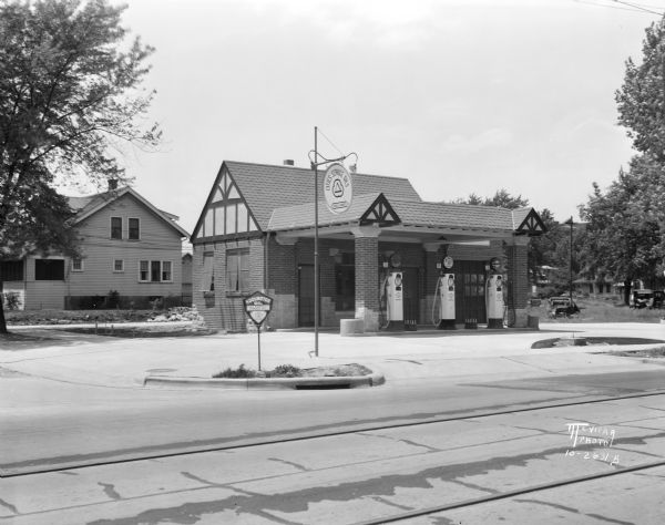 View from street of the Cities Service service station at 828 S. Park Street, owned by the Blackhawk Oil and Fuel Co.
