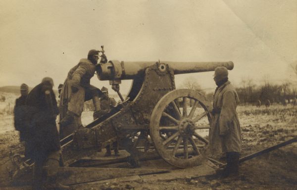 Aiming an Austrian large caliber field gun on the battlefield in Galicia.