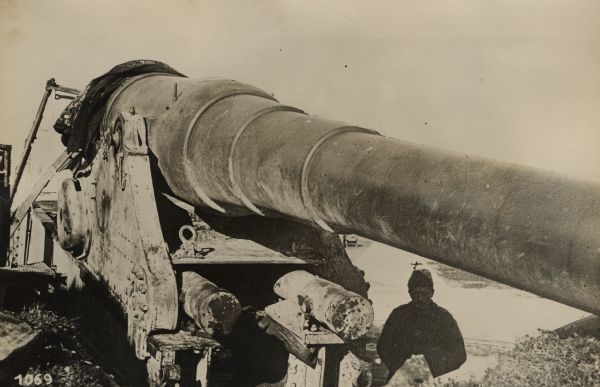 Heavy artillery, with a Turkish crew, on the Dardanelles.