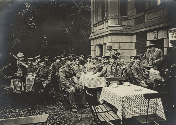 German soldiers having a picnic outside of the "Kaisereck" convalescence home for wounded soldiers on Hartenbergstrasse 16 (Berlin). Soldiers having coffee in the garden.