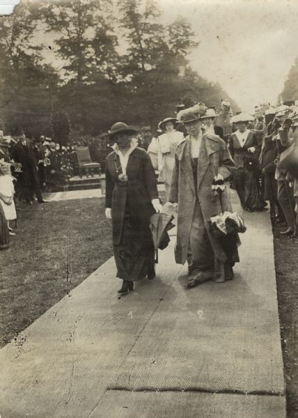 The wife of Prince August Wilhelm, accompanied by the wife of General Fieldmarshall  Hindenburg, are attending the opening of the "Iron Hindenburg" statue in Berlin
