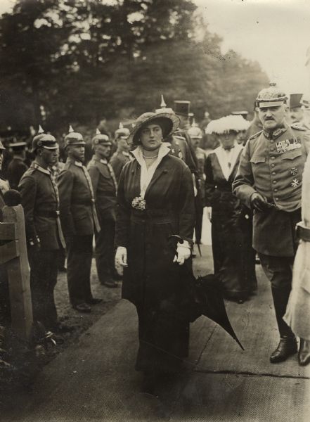 Arrival of the wife of Prince August Wilhelm at the opening of the "Iron Hindenburg" statue in Berlin. 