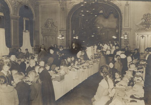 Christmas present distribution for East Prussian refugees in Berlin. The Christmas present event was organized by Countess Mirbach and held in the new Philharmonic, and 350 children were provided with many presents. 
