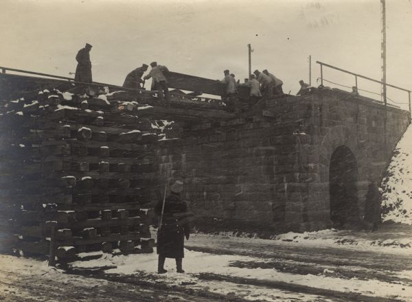 Even the worst weather does not stop our brave Pioniere (engineering troops). Here they are repairing a bridge in heavy snow.