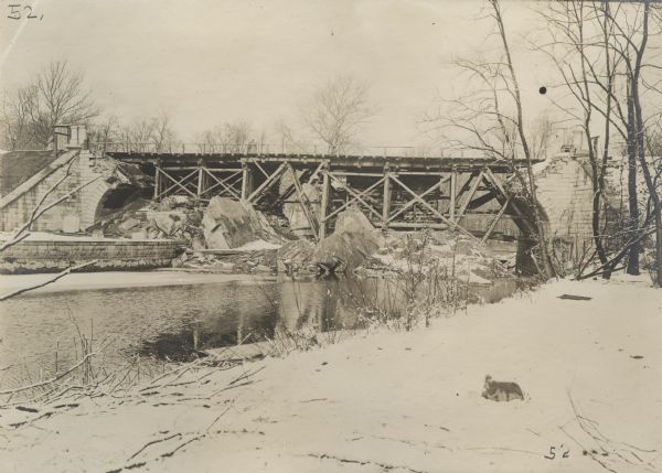 The destroyed bridge in the park at Skiernewize (Skierniewice), which has been replaced by the Germans with a first-rate emergency bridge.