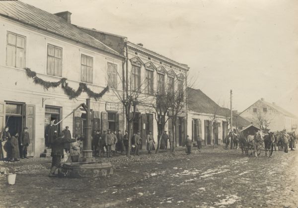 Residents of Skiernewize (Skierniewice) decorate their houses with garlands to welcome the arrival of German troops. 