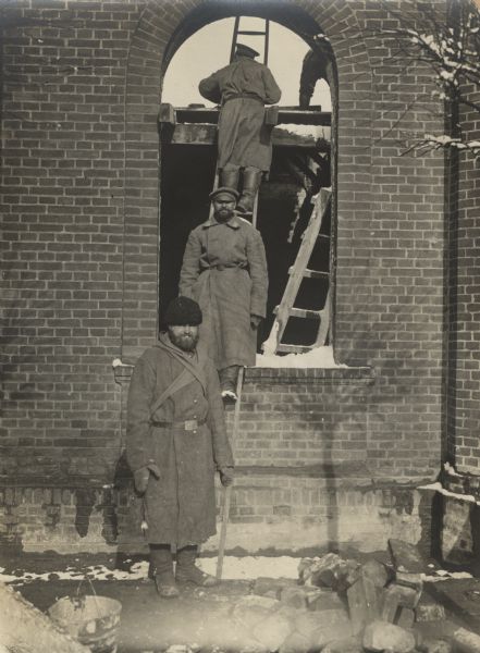 Russian prisoners working to restore the destroyed train station in Skiernewize.