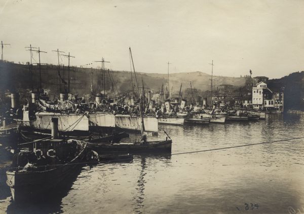 Turkish torpedo boats on the Bosporus.
