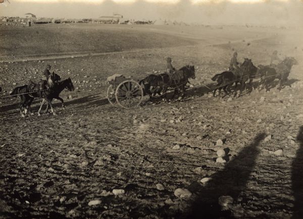 Turkish artillery equipped with "desert tires."