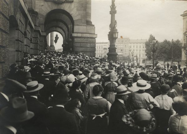Female Red Cross volunteers in front of the Reichstag building. 