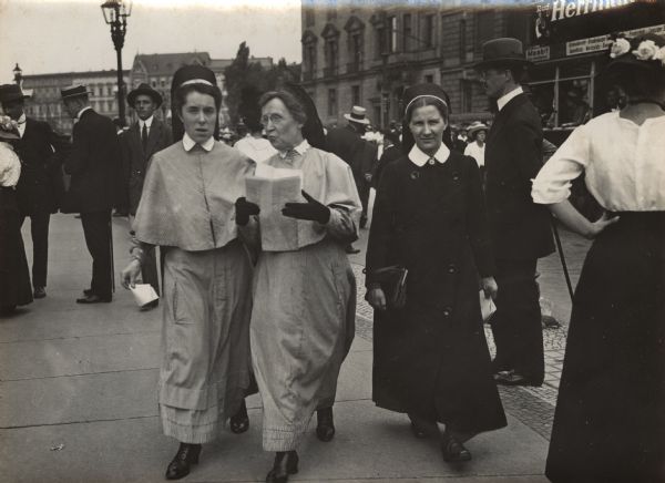 Red Cross sisters in front of the Reichstag building.