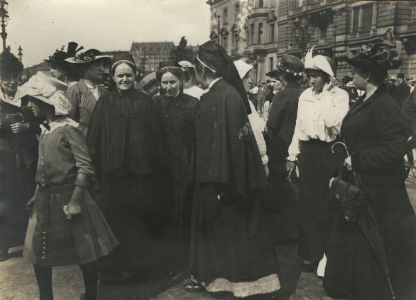 Red Cross sisters in front of the Reichstag building.