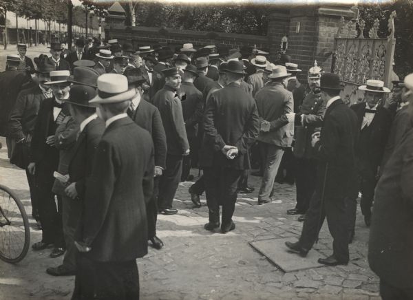 Reservists in front of the (military) district headquarters in Berlin.