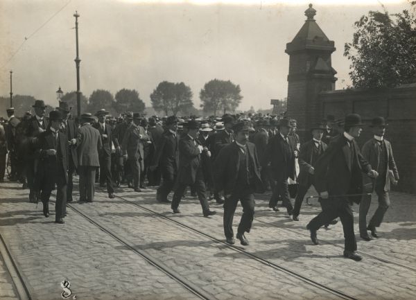 In front of the (military) district headquarters in Berlin-Schoeneberg on the first day of mobilization.