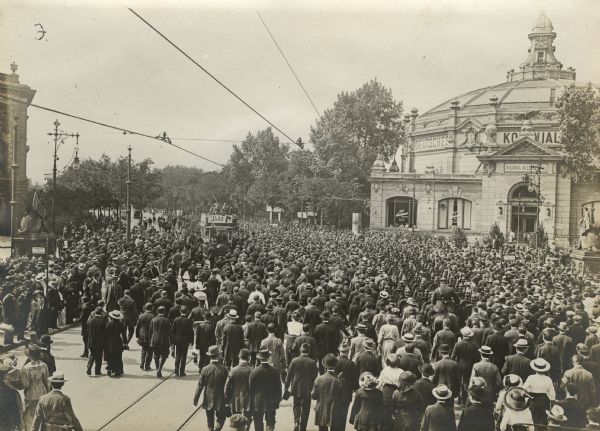 On the first day of mobilization. Departing troops being cheered by crowds in front of the German Colonial Museum.