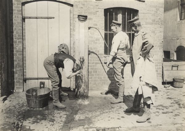 Reservists quartered in French Buchholz in Berlin. Morning wash-up.