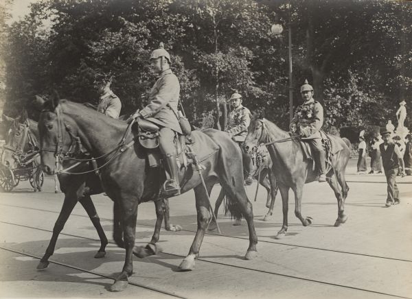 Red Cross troops leaving Berlin passing by the Wilhelmstrasse and the Siegesallee.
