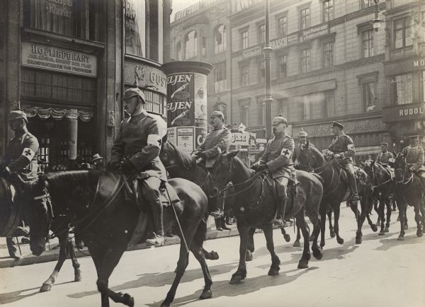 Red Cross troops leaving Berlin passing by the Wilhelmstrasse and the Siegesallee. 
