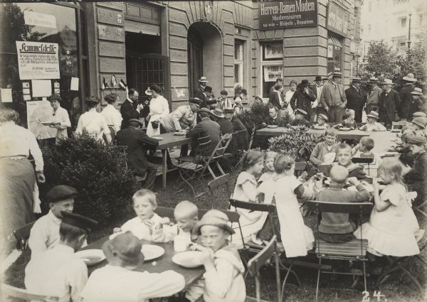 Feeding the needy in Friedenau-Wilmersdorf at the Kaiserplatz.