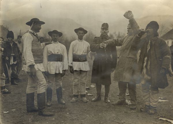 Farmers from Bukowina and Austrian soldiers.