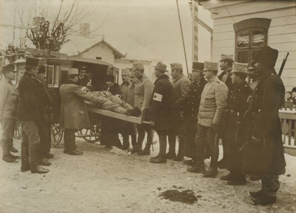 Transporting wounded soldiers in Czernowitz (Chernivtsi) in Bukowina.