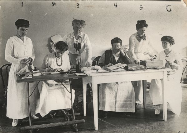At work at the Patriotic Women's Association in Berlin. 1. Miss von Hagen, 2. Miss M.L. Schmidt, 3. Mrs. Consul Staudt, 4. Mrs. Excellency Sydow, 5. Miss Consul Blell, 6. Miss Studt.